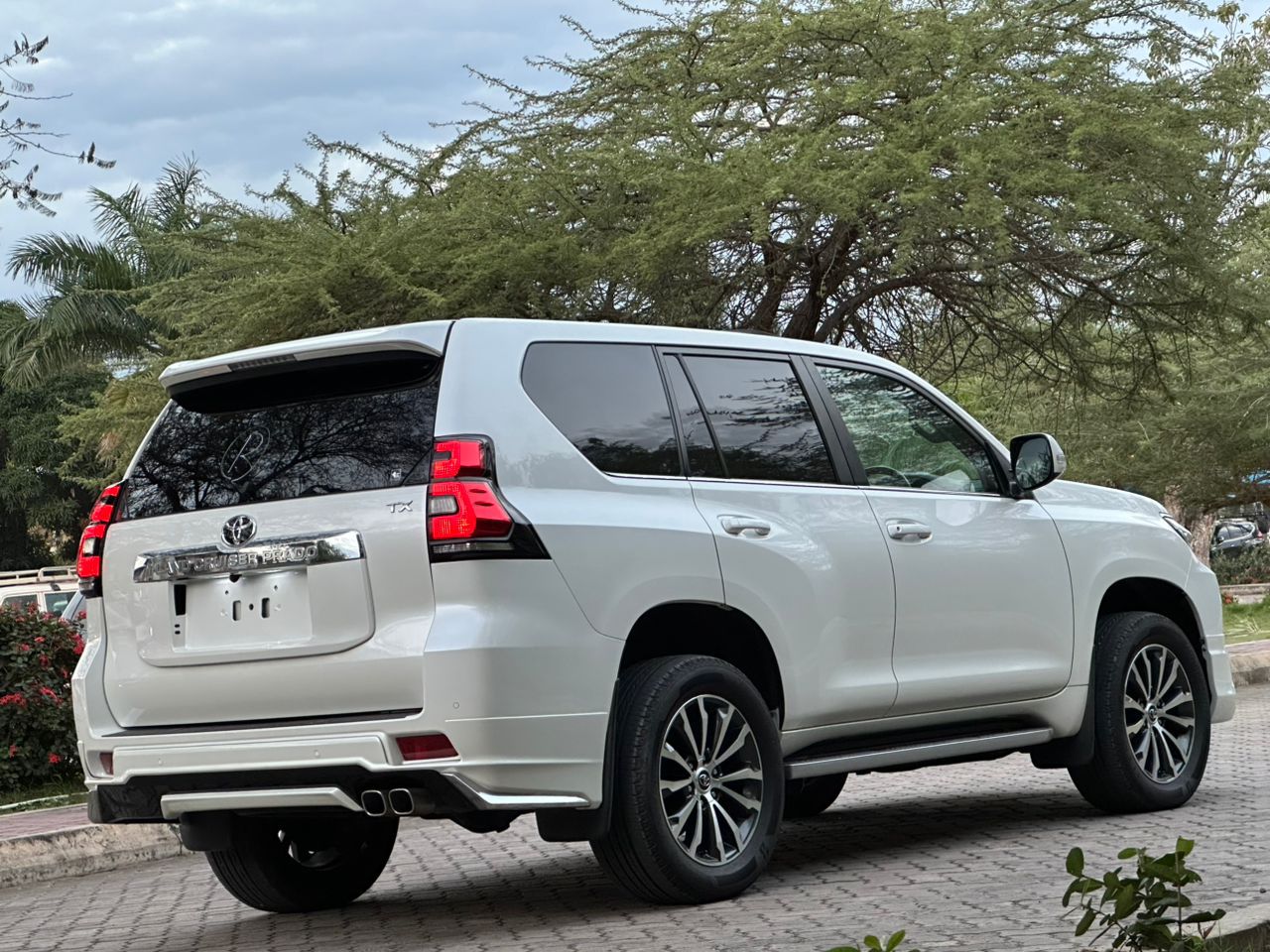 LANDCRUISER thumbnail 9